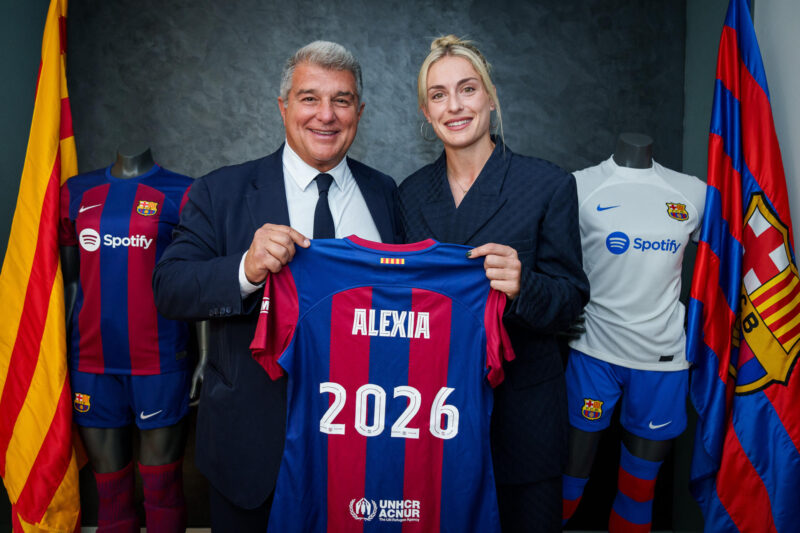 El presidente del FC Barcelona, Joan Laporta, junto a la jugadora Alexia Putellas, durante la firma de su nuevo contrato que durará hasta 2026. Alexia, cuyo contrato finalizaba el 30 de junio próximo, continuará en el club en el que ha militado durante 12 temporadas. EFE/German Parga/FC Barcelona