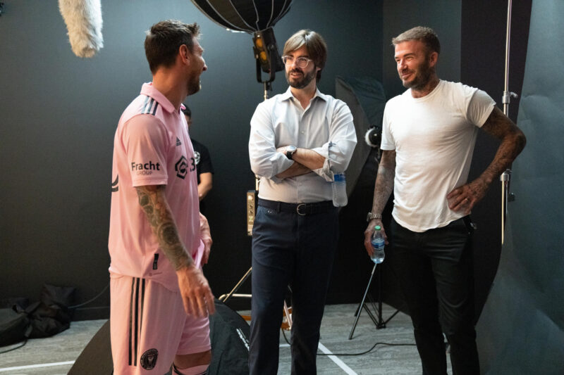 Para David Beckham, Messi es "el mejor jugador de todos los tiempos" Xavier Asensi (c), junto a Leo Messi (i) y David Beckham (d), en una foto de archivo. EFE/Cedida por Inter Miami