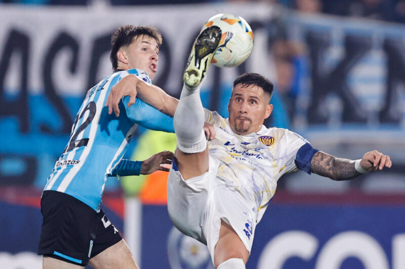 Baltasar Rodríguez (i) de Racing disputa el balón con Jorge Mendoza de Luqueño en un partido de la Copa Sudamericana en el estadio Ciudad de Lanús (Argentina). EFE/ Juan Ignacio Roncoroni