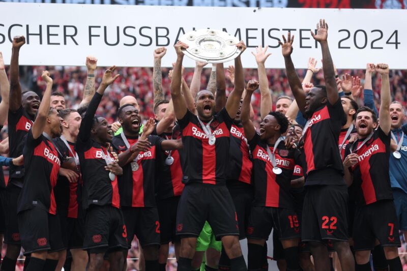 Los jugadores de Leverkusen celebran el título de la Bundesliga 2024. EFE/EPA/CHRISTOPHER NEUNDORF