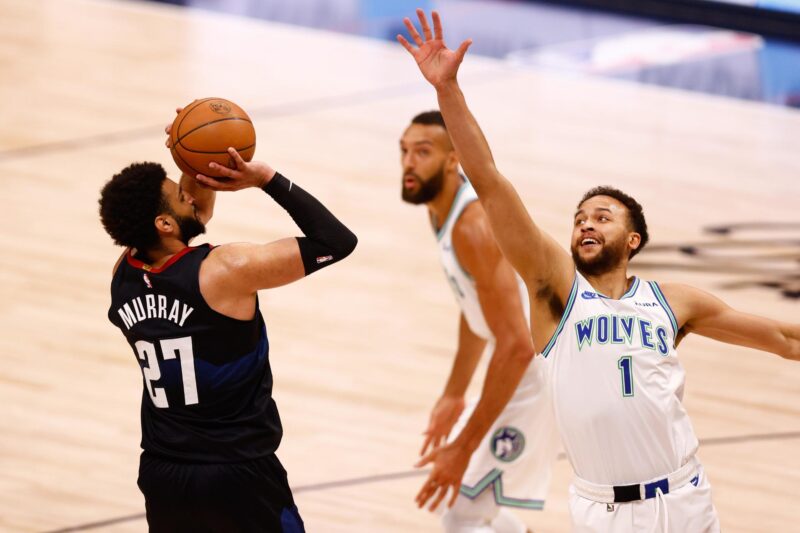 El jugador de los Denver Nuggets, Jamal Murray (i) contra el delantero de los Minnesota Timberwolves, Kyle Anderson (d) durante el segundo cuarto del séptimo juego de la Conferencia Oeste. EFE/EPA/JUSTIN EDMONDS