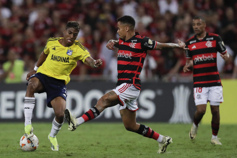 Nicolás de la Cruz (d) de Flamengo disputa el balón con Emerson Rivaldo Rodríguez de Millonarios en un partido de la Copa Libertadores en Río de Janeiro (Brasil). EFE/Andre Coelho