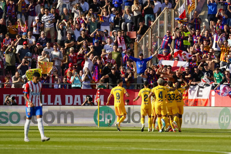 Los jugadores del FC Barcelona celebran su primer gol durante el encuentro correspondiente a la jornada 34 de Primera División en el estadio municipal de Montilivi, en la localidad gerundense. EFE/David Borrat.