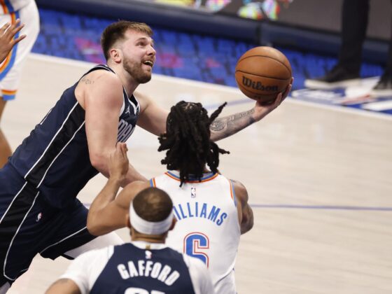 Doncic gana la batalla a Shai y pone a los Mavs con ventaja El base de los Mavericks, Luka Doncic (i), supera al guardia de Oklahoma City Thunder, Luguentz Dort (d), durante un pasaje del tercer juego de los 'playoffs' de la ronda semifinal de la Conferencia Oeste de la la NBA jugado este sábado que dejó con ventaja de 2-1 a la franquicia de Dallas ante su público con otra destacada presentación del esloveno. EFE/ADAM DAVIS