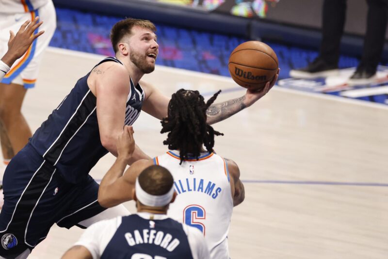 Doncic gana la batalla a Shai y pone a los Mavs con ventaja El base de los Mavericks, Luka Doncic (i), supera al guardia de Oklahoma City Thunder, Luguentz Dort (d), durante un pasaje del tercer juego de los 'playoffs' de la ronda semifinal de la Conferencia Oeste de la la NBA jugado este sábado que dejó con ventaja de 2-1 a la franquicia de Dallas ante su público con otra destacada presentación del esloveno. EFE/ADAM DAVIS
