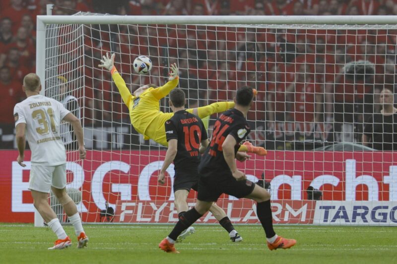 Granit Xhaka, jugador del Leverkusen (d), logra el gol del triunfo durante la final de la Copa alemana sin que el portero Julian Krahl, del Kaiserslautern (c), pueda hacer nada en el duelo jugado en Berlín Alemania. EFE/EPA/RONALD WITTEK