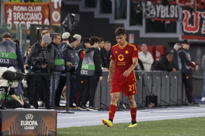 Dybala respeta la decisión de Scaloni de no llevarlo a Copa América El jugador del AS Roma Paulo Dybala se retira durante el partido de ida jugado por AS Roma y Bayer Leverkusen, en Roma, Italia. EFE/EPA/FABIO FRUSTACI/Archivo