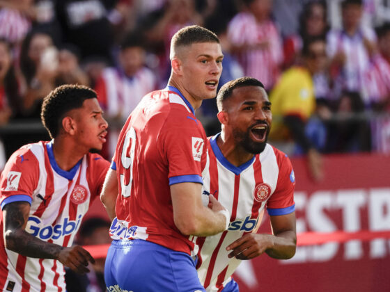 Estadisticas completas: Barcelona vs Girona en LaLiga El delantero del Girona FC Artem Dovbyk (C) celebra el primer gol durante el partido de la jornada 34 de Liga en Primera División entre el Girona FC - Barcelona FC, en el estadio municipal de Montilivi. EFE/David Borrat