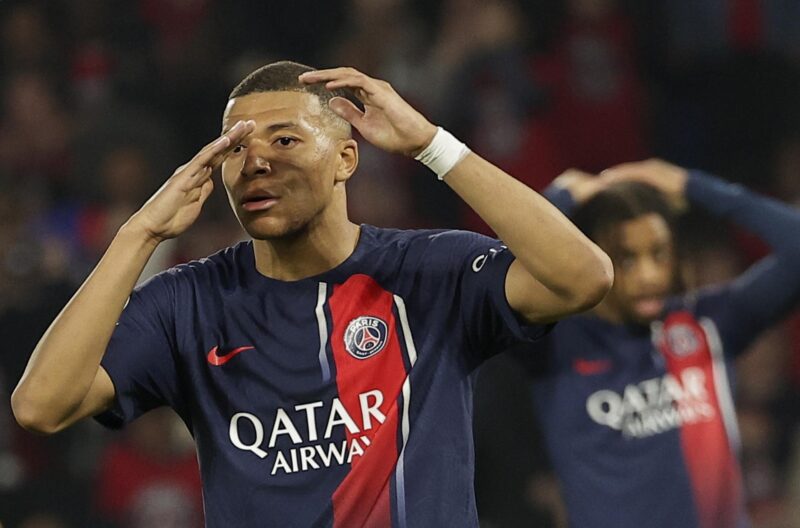 Mbappé se siente "liberado" tras su fichaje por el Real Madrid Kylian Mbappe reacciona tras perder el PSG la semifinal de Liga de Campeones ante el Borussia Dortmund. EFE/EPA/CHRISTOPHE PETIT TESSON