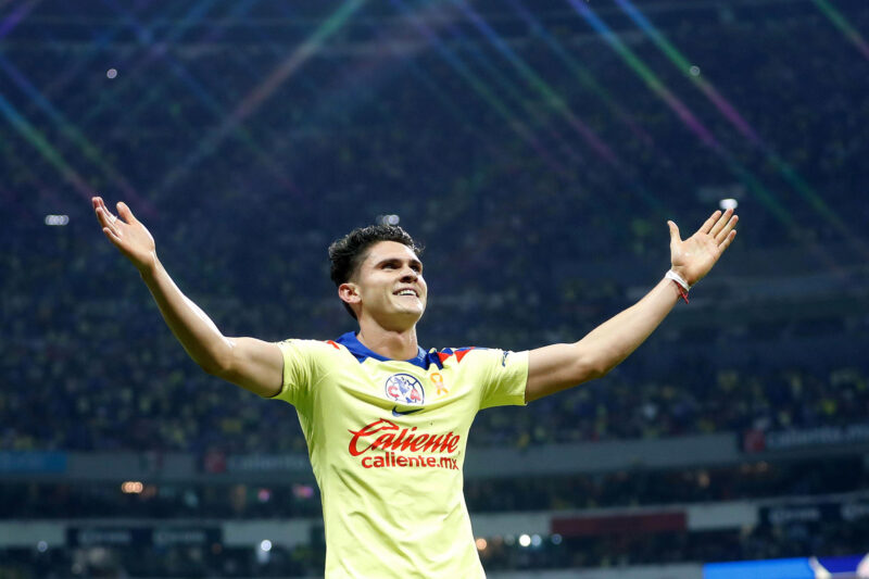 Israel Reyes, del América, fue registrado este sábado, 18 de mayo, al celebrar un gol que le anotó a las Chivas de Guadalajara, durante el partido de vuelta de esta llave semifinal torneo Clausura 2024 de la Liga mexicana de fútbol, en el estadio Azteca de Ciudad de México. EFE/Sáshenka Gutiérrez