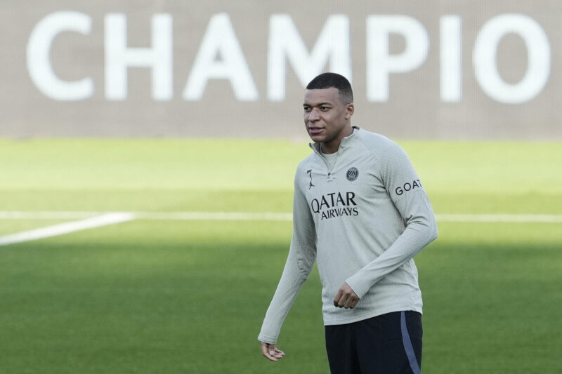 El delantero del PSG Kylian Mbappé durante un entrenamiento que su equipo. EFE/Alejandro García
