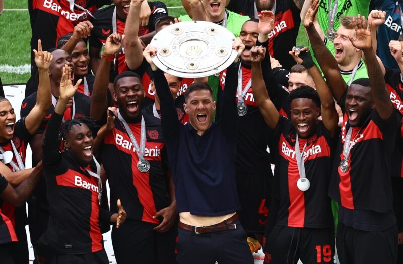 Nueva era en el Madrid: llega Xabi Alonso y Ancelotti rumbo a Brasil Xabi Alonso y sus jugadores, con el título de la Bundesliga. EFE/EPA/FILIP SINGER.