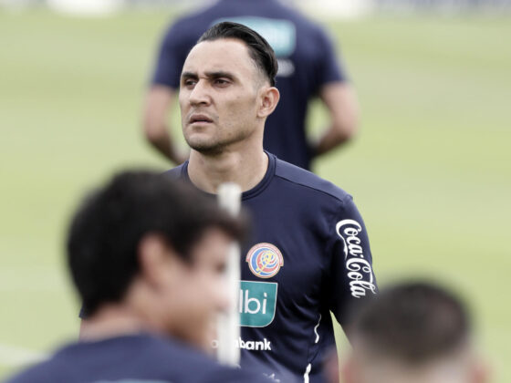 Definido el futuro de Keylor Navas: Jugará en el fútbol sudamericano Fotografía de archivo en la que se registró al guardameta costarricense Keylor Navas (c), durante un entrenamiento con la selección de fútbol de su país, en San José (Costa Rica). EFE/Jeffrey Arguedas