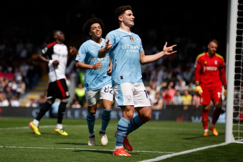 Julian Álvarez, del City, durante el partido de la Premier League que han jugado Fulham y Manchester City en Londres Reino Unido. EFE/EPA/DAVID CLIFF
