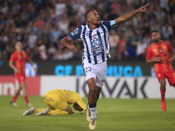 Pachuca-Columbus: La reventa, el peor negocio en el Estadio Hidalgo Fotografía de archivo, tomada el pasado 10 de abril, en la que se registró al venezolano Salomón Rondón, de Pachuca, al celebra un gol que le anotó a Herediano de Costa Rica, durante el partido de vuelta de esta llave de los cuartos de final de la Liga de Campeones de la Concacaf, en el estadio Hidalgo de Pachuca (México). EFE/David Martínez