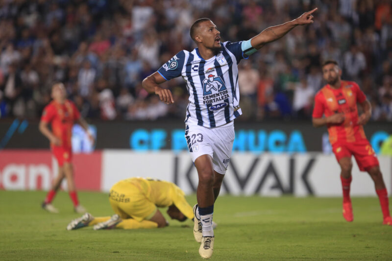 Pachuca-Columbus: La reventa, el peor negocio en el Estadio Hidalgo Fotografía de archivo, tomada el pasado 10 de abril, en la que se registró al venezolano Salomón Rondón, de Pachuca, al celebra un gol que le anotó a Herediano de Costa Rica, durante el partido de vuelta de esta llave de los cuartos de final de la Liga de Campeones de la Concacaf, en el estadio Hidalgo de Pachuca (México). EFE/David Martínez