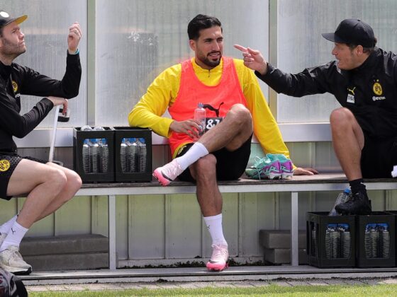 Emre Can coloca como favorito al Real Madrid. "Todo el mundo lo sabe" Emre Can (C), capitán del Borussia Dortmund, junto al entrenador Edin Terzic (D), durante una pausa del entrenamiento, en el Día Abierto a los Medios con motivo de la final de la Liga de Campeones. EFE/EPA/FRIEDEMANN VOGEL