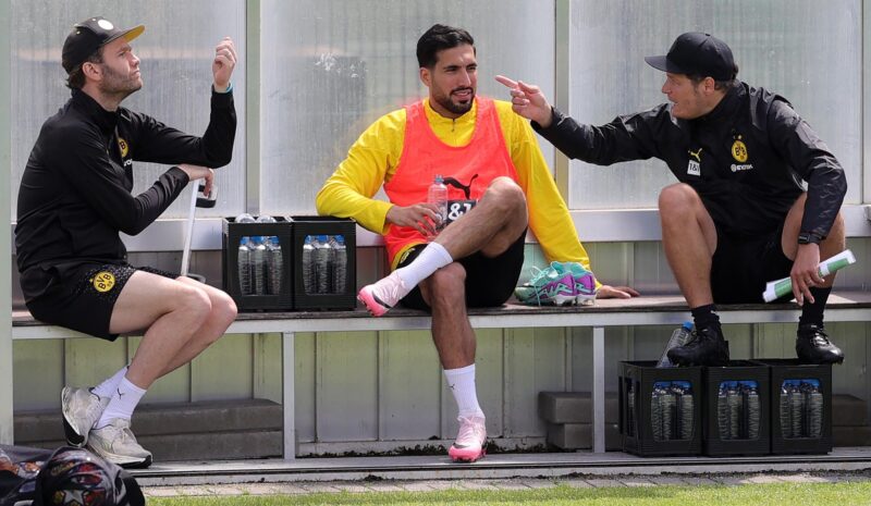 Emre Can coloca como favorito al Real Madrid. "Todo el mundo lo sabe" Emre Can (C), capitán del Borussia Dortmund, junto al entrenador Edin Terzic (D), durante una pausa del entrenamiento, en el Día Abierto a los Medios con motivo de la final de la Liga de Campeones. EFE/EPA/FRIEDEMANN VOGEL