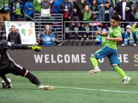 Seattle Sounders da la campanada en la MLS al eliminar al LAFC Fotografía de archivo de Raúl Ruidíaz (d), de Seattle Sounders. El peruano anotó este domingo el gol del triunfo ante los Portland Timbers. EFE/ Stephen Brashear
