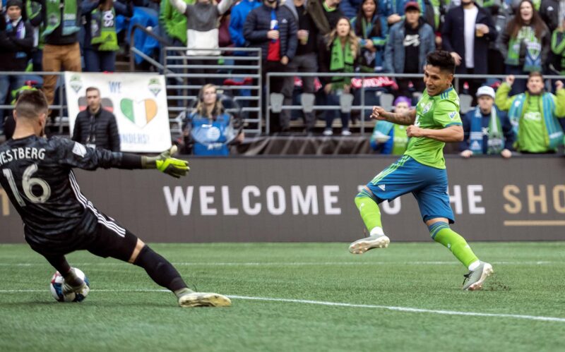 Seattle Sounders da la campanada en la MLS al eliminar al LAFC Fotografía de archivo de Raúl Ruidíaz (d), de Seattle Sounders. El peruano anotó este domingo el gol del triunfo ante los Portland Timbers. EFE/ Stephen Brashear