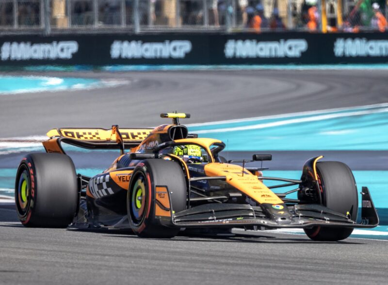 El monoplaza conducido por el piloto británico Lando Norris, de la escudería McLaren de Fórmula 1, fue registrado este sábado, 4 de mayo, durante la clasificación al Gran Premio de Miami, en el circuito urbano de Miami Gardens (Florida, EE.UU.). EFE/Cristóbal Herrera
