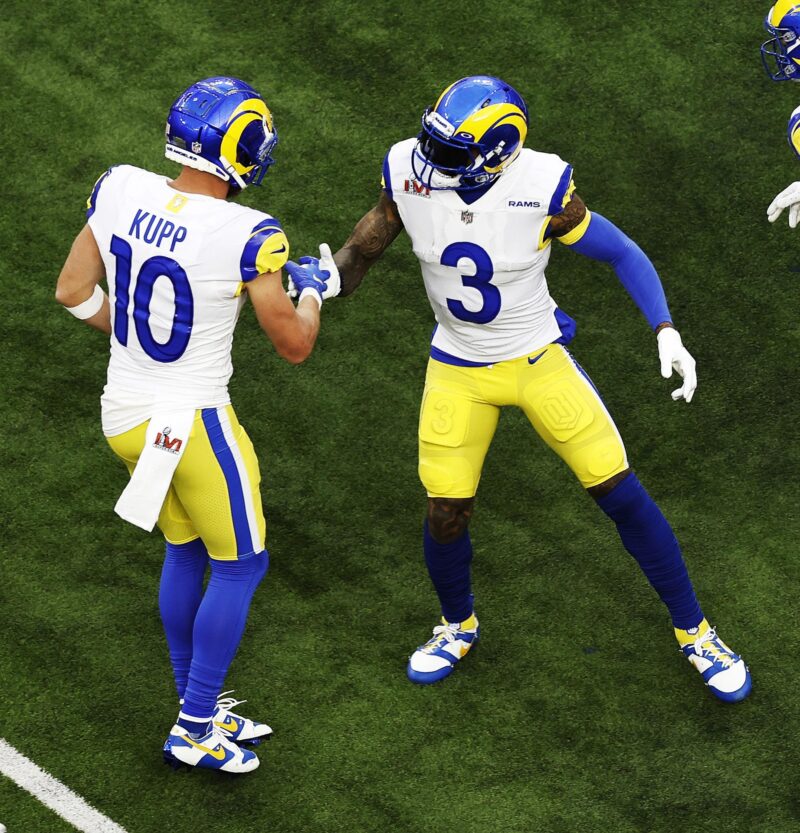Fotografía de archivo de Odell Beckham Jr. (d) cuando jugaba con Los Angeles Rams. Beckham Jr. se comprometió este viernes con los Miami Dolphins para jugar la temporada 2024 a cambio de 8.25 millones de dólares. EFE/EPA/ETIENNE LAURENT
