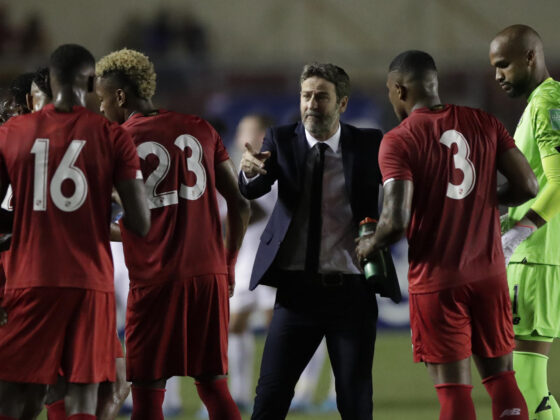 Copa América: Análisis de Panamá El técnico de la selección panameña, el hispano danésr Thomas Christiansen (c), da indicaciones a sus jugadores. EFE/Bienvenido Velasco