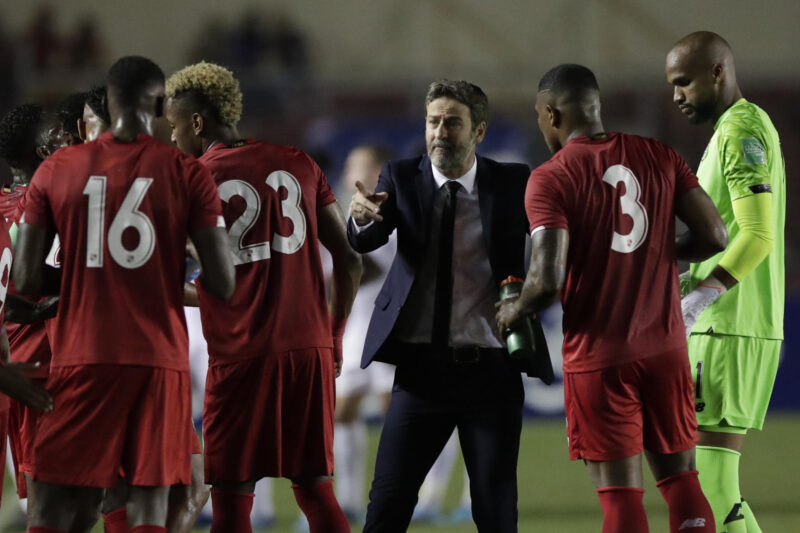 Copa América: Análisis de Panamá El técnico de la selección panameña, el hispano danésr Thomas Christiansen (c), da indicaciones a sus jugadores. EFE/Bienvenido Velasco