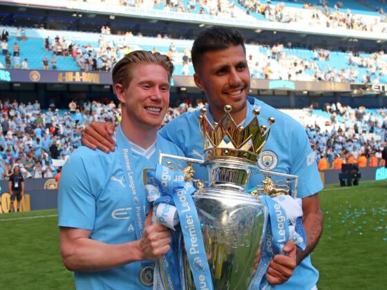TOP 20: Jugadores que más cobran en la Premier League Rodri (d) y Kevin De Bruyne, del Manchester City, posan con el trofeo del campeonato de la Premier League, el cuarto consecutivo del City. EFE/EPA/ASH ALLEN
