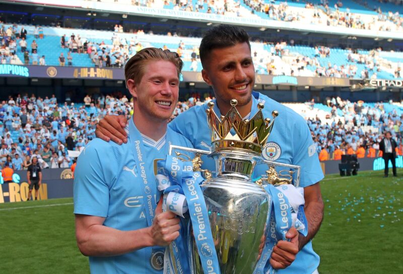 Premier League replicaría histórica penalización al estilo Calciopoli Rodri (d) y Kevin De Bruyne, del Manchester City, posan con el trofeo del campeonato de la Premier League, el cuarto consecutivo del City. EFE/EPA/ASH ALLEN