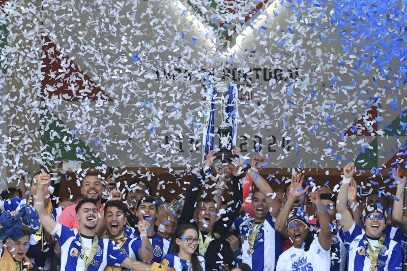 El FC Porto, sin el mexicano Jorge Sánchez, gana la Copa de Portugal Losjugadores del Oporto celebran el título de Copa. EFE/EPA/ANTONIO COTRIM