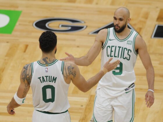 Dončić no pudo frente a los Celtics y los Mavs se llevaron la derrota Los jugadores de los Boston Celtics Jayson Tatum (i) y Derrick White (d) celebran la victoria ante los Indiana Pacers. EFE/EPA/CJ GUNTHER