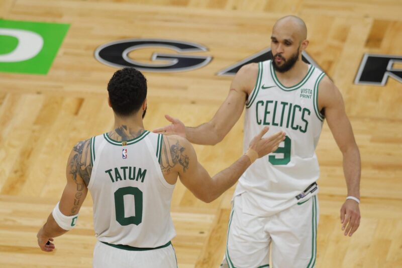 ¡Jaylen Brown protagonizó un final cardiaco contra los Pacers! Los jugadores de los Boston Celtics Jayson Tatum (i) y Derrick White (d) celebran la victoria ante los Indiana Pacers. EFE/EPA/CJ GUNTHER