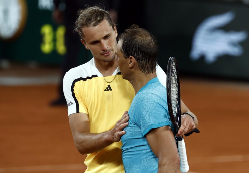 El tenista español Rafael Nadal se despide de París tras caer con Alexander Zverev (i) en primera rona de Roland Garros. EFE/EPA/MOHAMMED BADRA