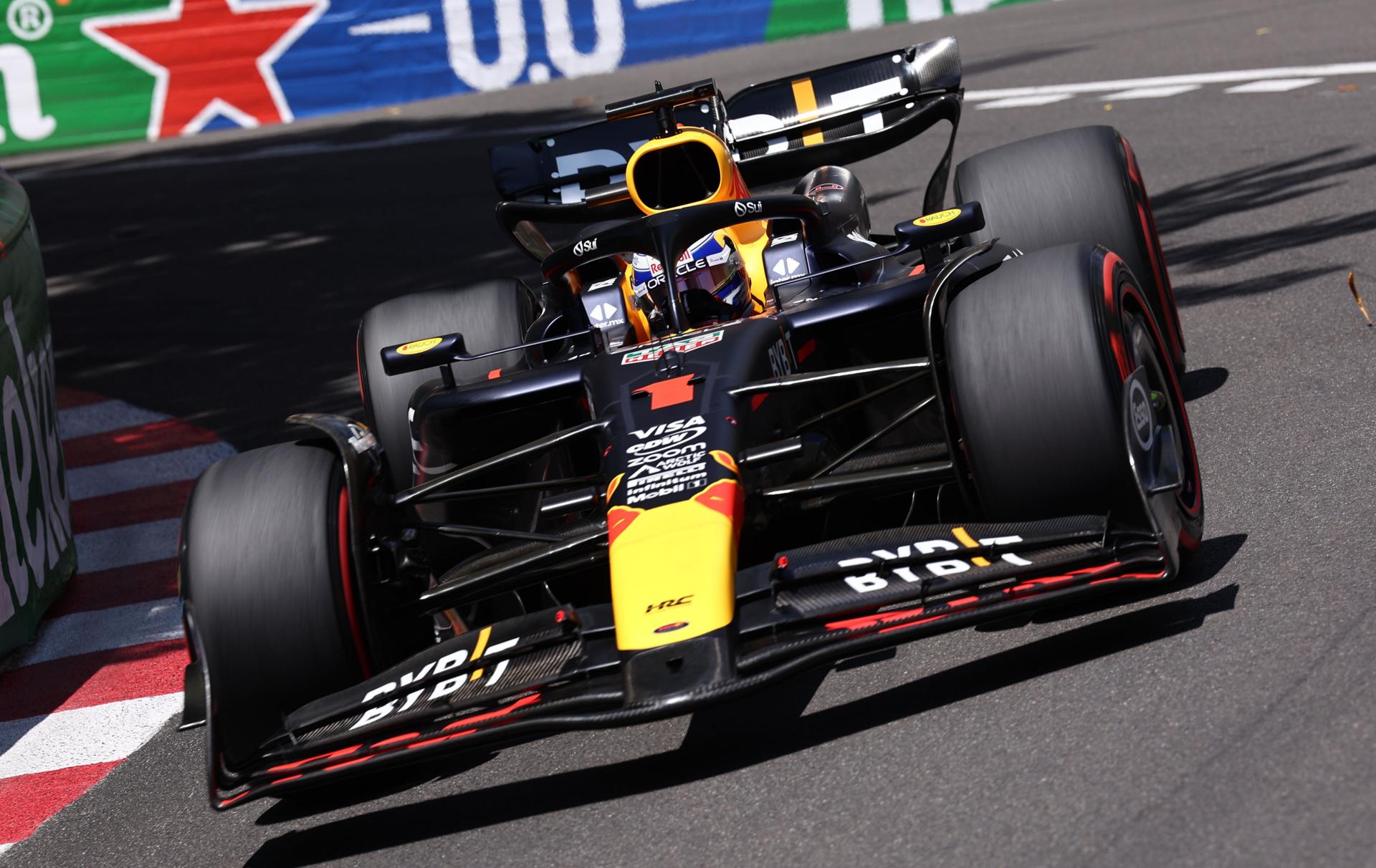 Leclerc firma la 'pole' y Sainz saldrá tercero en Mónaco El piloto holandés de Red Bull Racing, Max Verstappen, conduce en la tercera sesión de entrenamientos para el Gran Premio de Fórmula Uno de Mónaco. EFE/EPA/ANNA SZILAGYI