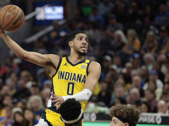 Los Pacers no tuvieron piedad de los Knicks y empatan la serie a dos Fotografía de archivo en la que se registró a Tyrese Haliburton (c), base de los Pacers de Indiana, quien aportó 35 puntos, con 14 de 26 en tiros y 7 asistencias, para guiar el triunfo de su equipo 111-106 sobre los Knicks de Nueva York en el tercer partido de esta serie semifinal de la Conferencia Este de la NBA. Los Knicks ganan 2 juegos por 1. EFE/John G. Mabanglo