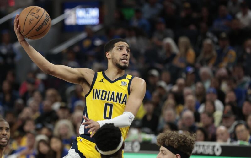 Pacers sorprenden y se llevan el primero de la serie ante Cavaliers Fotografía de archivo en la que se registró a Tyrese Haliburton (c), base de los Pacers de Indiana, quien aportó 35 puntos, con 14 de 26 en tiros y 7 asistencias, para guiar el triunfo de su equipo 111-106 sobre los Knicks de Nueva York en el tercer partido de esta serie semifinal de la Conferencia Este de la NBA. Los Knicks ganan 2 juegos por 1. EFE/John G. Mabanglo