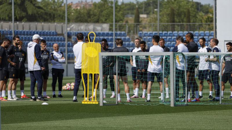 El entrenador del Real Madrid, Carlo Ancelotti (3i), dirige el entrenamiento en el día abierto a los medios, previo a la final de la Liga de Campeones del sábado 1 de junio contra el Borussia Dortmund. EFE/ J.J. Guillén