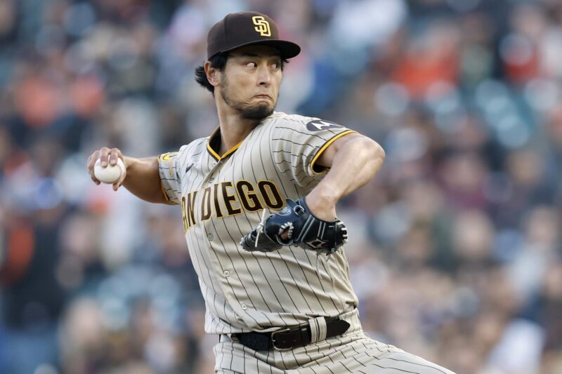 MLB: La liga nacional para el 2025, un breve resumen Fotografía de archivo en la que se registró al japonés Yu Darvish, lanzador abridor diestro de los Padres de San Diego, quien amplió su racha sin permitir anotaciones hasta 25 entradas y sumó 200 victorias combinadas en su carrera entre la MLB y la liga nipona en el triunfo a domicilio de su equipo 1-9 sobre los Bravos de Atlanta. EFE/John G. Mabanglo