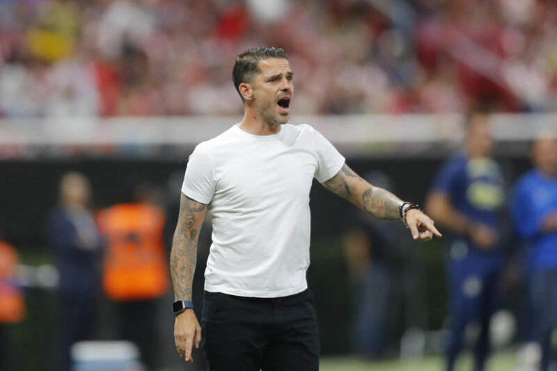 OFICIAL: Chivas anuncia la salida de Fernando Gago rumbo a Argentina El entrenador del Guadalajara Fernando Gago, en un momento del partido ante América, de las semifinales del torneo clausura 2024 de la Liga Mx, disputado en el Estadio Akron en la ciudad de Guadalajara (México-Chivas-América). EFE/ Francisco Guasco