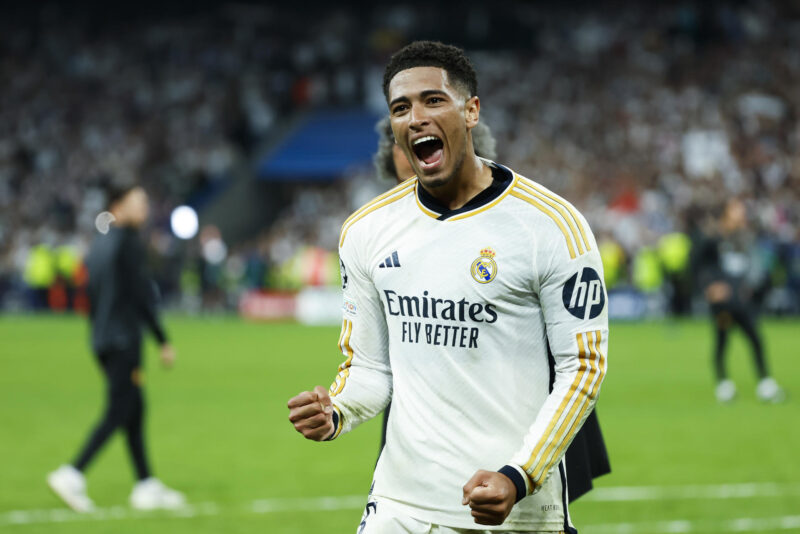 El centrocampista inglés del Real Madrid, Jude Bellingham, celebra su victoria a la finalización del encuentro correspondiente a la vuelta de las semifinales de la Liga de Campeones que han disputado hoy miércoles Real Madrid y Bayern de Munich en el estadio Santiago Bernabéu, en Madrid. EFE / Mariscal.