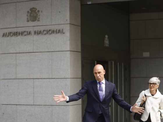 Juicio del caso Rubiales iniciará en Febrero de 2025 El expresidente de la Federación Española de Fútbol Luis Rubiales comparece en la Audiencia Nacional para que se le notifique formalmente la resolución que le envía a juicio por el beso no consentido a la jugadora Jenni Hermoso y las coacciones a las que habría sido sometida para justificarlo públicamente. EFE/ Rodrigo Jimenez