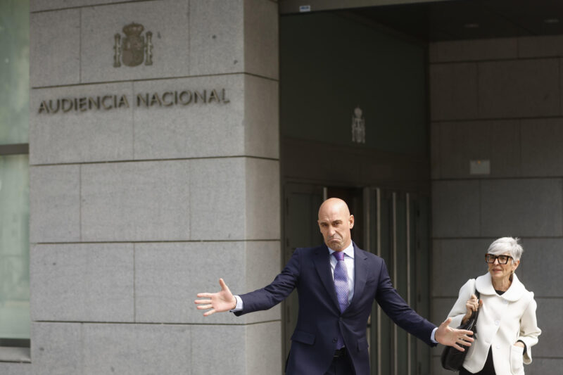 Juicio del caso Rubiales iniciará en Febrero de 2025 El expresidente de la Federación Española de Fútbol Luis Rubiales comparece en la Audiencia Nacional para que se le notifique formalmente la resolución que le envía a juicio por el beso no consentido a la jugadora Jenni Hermoso y las coacciones a las que habría sido sometida para justificarlo públicamente. EFE/ Rodrigo Jimenez