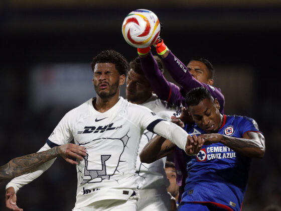 Unanimo Bets: ¿Qué apostar en el partido entre Cruz Azul y Pumas? José Caicedo (i) de Pumas disputa un balón con Willer Ditta (d) de Cruz Azul durante un juego de ida de los cuartos de final de la Liga MX, celebrado en el estadio Olímpico Universitario de la Ciudad de México (México). EFE/Isaac Esquivel
