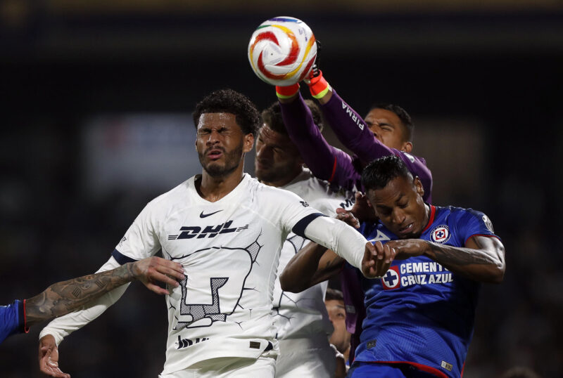 ¡Conmovedor! Cruz Azul rindió homenaje a Paco Villa en el Estadio Azul José Caicedo (i) de Pumas disputa un balón con Willer Ditta (d) de Cruz Azul durante un juego de ida de los cuartos de final de la Liga MX, celebrado en el estadio Olímpico Universitario de la Ciudad de México (México). EFE/Isaac Esquivel