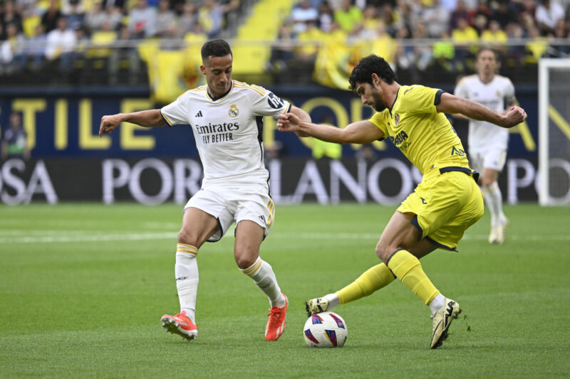 El delantero portugués del Villarreal CF Gonçalo Guedes (d) pugna por el esférico con Lucas Vázquez (i), del Real Madrid, durante el partido de la jornada 37 de LaLiga EA Sports, disputado este domingo entre el Villarreal CF y el Real Madrid, en el Estadi de la Ceràmica de Villarreal (Castellón). EFE/ Andreu Esteban