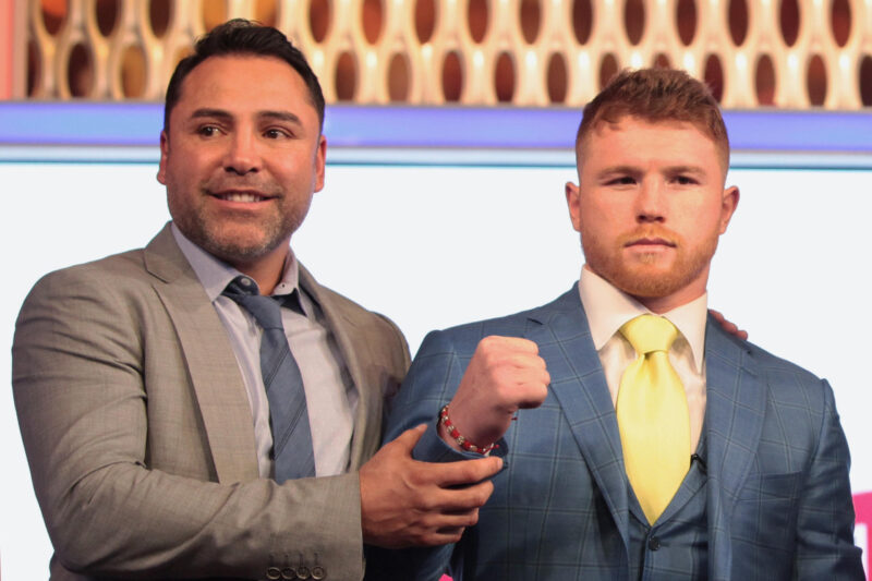 De la Hoya carga otra vez con Canelo y lo compara con una celebridad Saúl "Canelo" Álvarez y Óscar de la Hoya