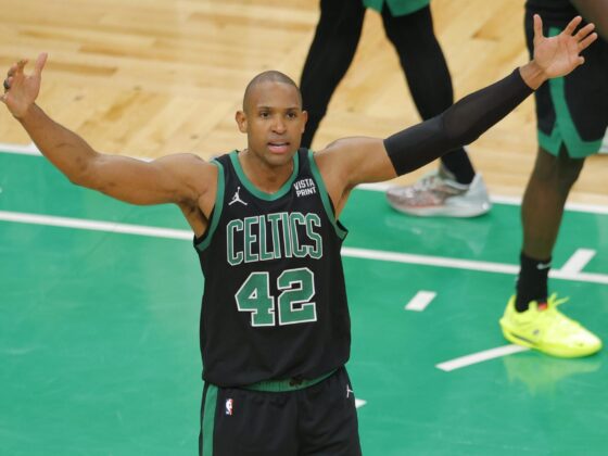 El dominicano Al Horford llega a los Warrios de Stephen Curry El centro dominicano Al Horford es ovacionado por la multitud durante el partido semifinal de la Conferencia Este de la NBA entre los Celtics y los Cavaliers de Cleveland en Boston. EFE/EPA/CJ GUNTHER
