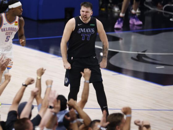 ¿Qué equipo tiene más probabilidad de ganar las Finales de NBA? El esloveno Luka Doncic (c), base estrella de los Mavericks de Dallas, fue registrado este sábado, 18 de mayo, al festejar una canasta que le anoto a los Thunder de Oklahoma City, durante el sexto y definitivo partido de esta serie semifinal de la Conferencia Oeste de la NBA, en el coliseo American Airlines Center de Dallas (Texas, EE.UU.). EFE/Adam Davis