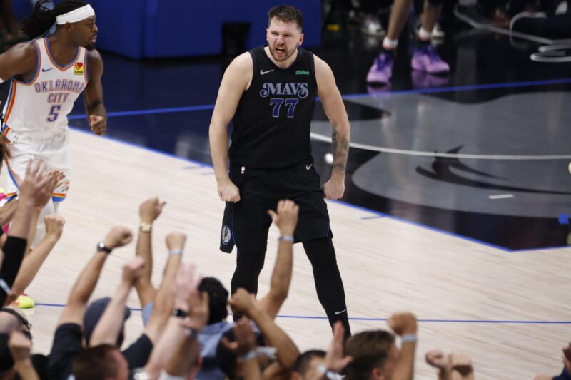 El esloveno Luka Doncic (c), base estrella de los Mavericks de Dallas, fue registrado este sábado, 18 de mayo, al festejar una canasta que le anoto a los Thunder de Oklahoma City, durante el sexto y definitivo partido de esta serie semifinal de la Conferencia Oeste de la NBA, en el coliseo American Airlines Center de Dallas (Texas, EE.UU.). EFE/Adam Davis